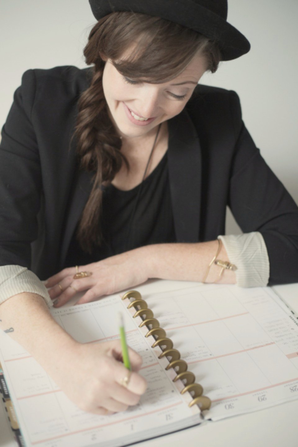 Portrait provisoire : une praticienne sourit en prenant des notes.